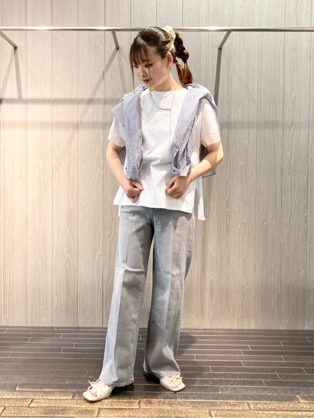 グレー系のデニムパンツ、ブルー系のシャツ/ブラウス、ホワイト系のトップスを着用したレディースの夏コーディネートの2枚目の写真