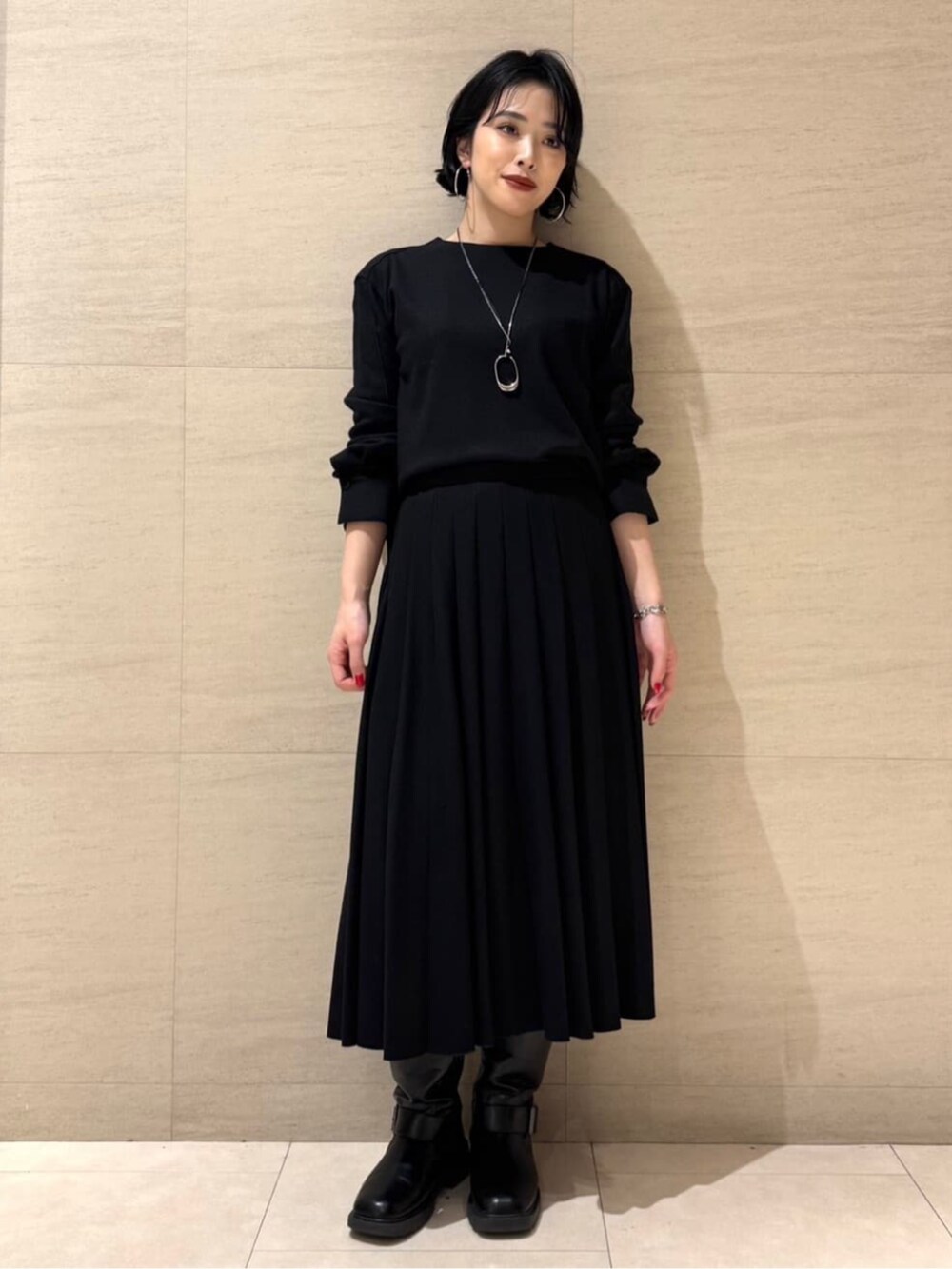 グレー系のブルゾン、ブラック系のTシャツ/カットソー、ブラック系のスカートを着用したレディースの冬コーディネートの8枚目の写真