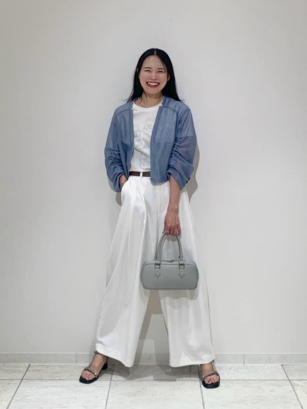ホワイト系のTシャツ/カットソー、ブルー系のブルゾン、グレー系のサンダルを着用したメンズの夏コーディネートの2枚目の写真