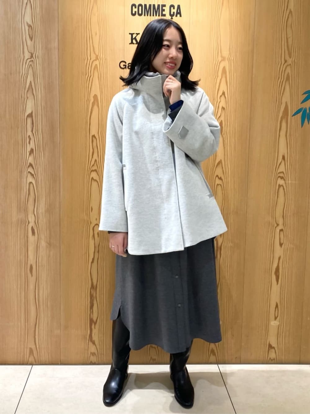 グレー系のその他アウター、グレー系のワンピースを着用したレディースの冬コーディネートの2枚目の写真