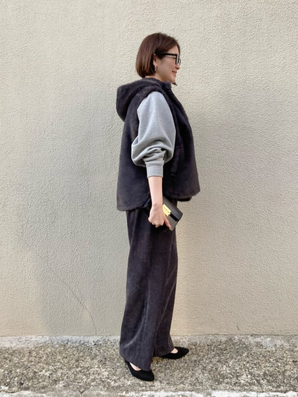 グレー系のベスト、グレー系のTシャツ/カットソー、グレー系のその他パンツを着用したレディースの秋コーディネートの5枚目の写真