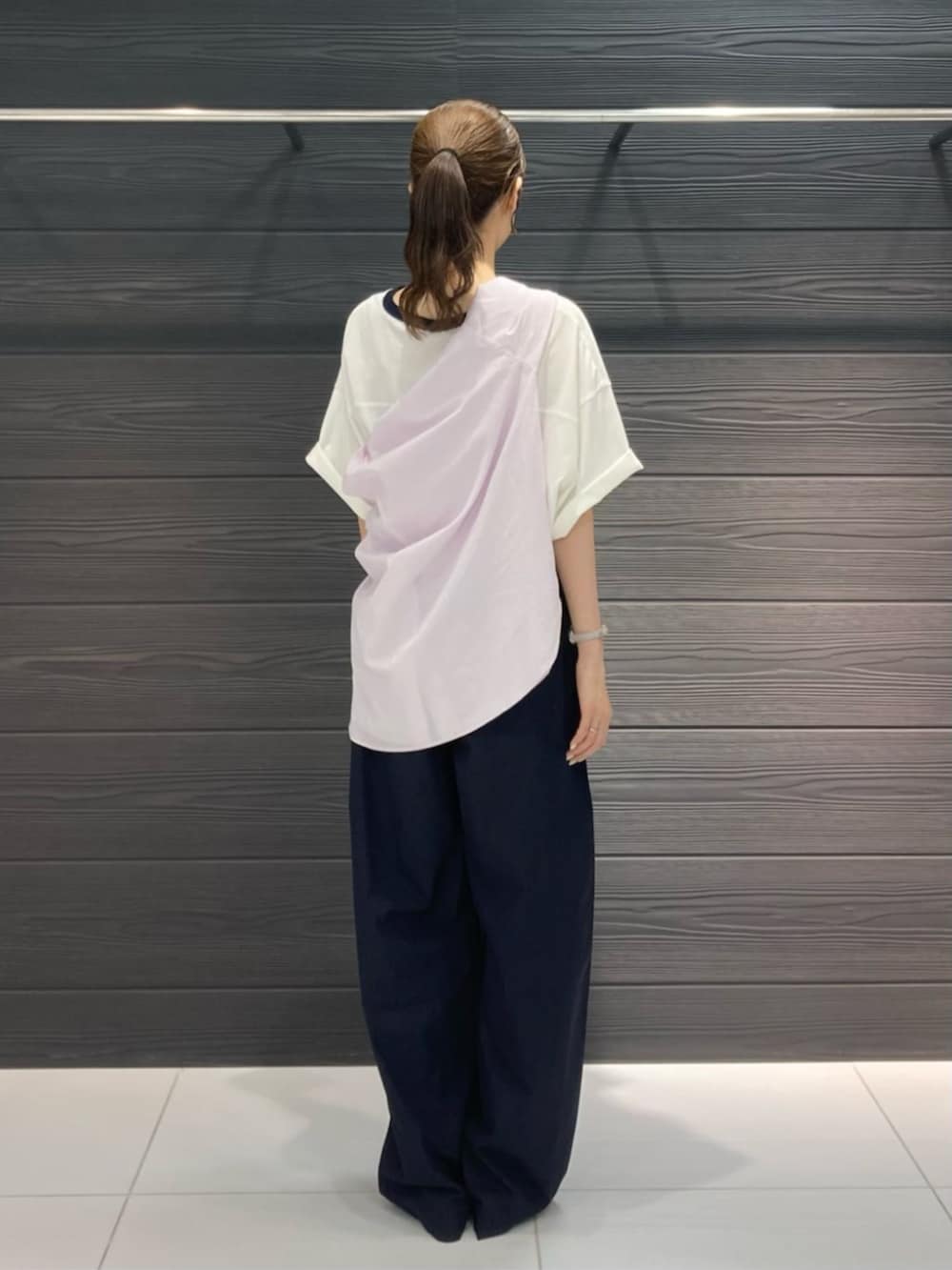 グレー系のサンダル、ホワイト系のTシャツ/カットソー、ブルー系のその他パンツを着用したレディースの夏コーディネートの6枚目の写真