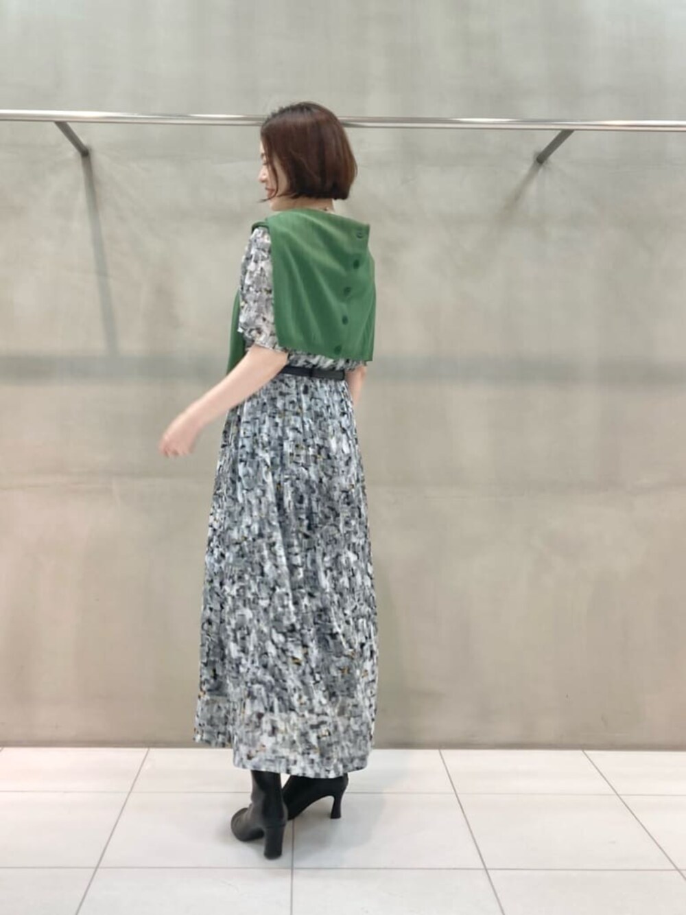 ブラック系のワンピース、グリーン系のカーディガン/ボレロを着用したレディースの春コーディネートの5枚目の写真