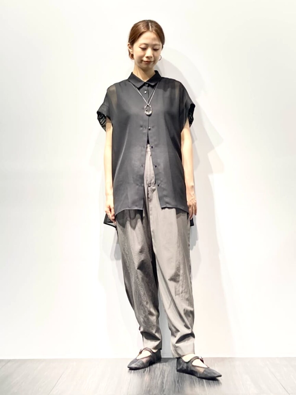 ブラック系のシャツ/ブラウス、グリーン系のパンツ、ブラック系のタンクトップを着用したレディースの夏コーディネートの3枚目の写真