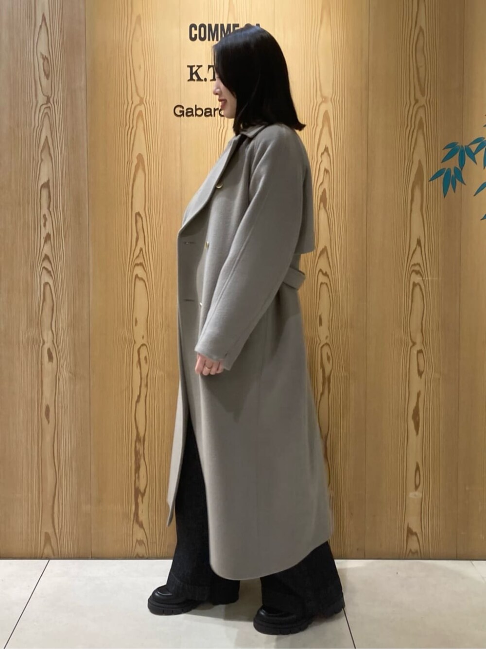 ホワイト系のシャツ/ブラウス、ブラック系のデニムパンツ、ブラウン系のトレンチコートを着用したレディースの冬コーディネートの3枚目の写真