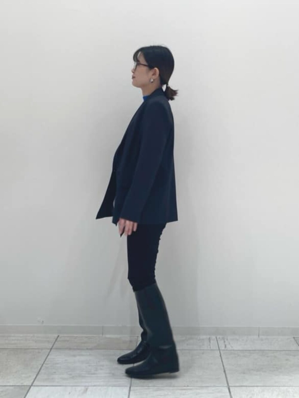 ブラック系のその他パンツ、ブルー系のテーラードジャケット、ブルー系のニット/セーターを着用したレディースの秋コーディネートの4枚目の写真