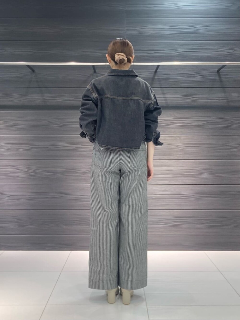 グレー系のベスト、ブラック系のその他パンツ、ブラック系のシャツ/ブラウスを着用したレディースの秋コーディネートの5枚目の写真