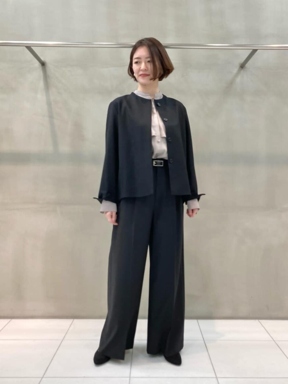 ブラック系のその他パンツ、ブラック系のノーカラージャケット、ブラウン系のシャツ/ブラウスを着用したレディースの春コーディネートの6枚目の写真