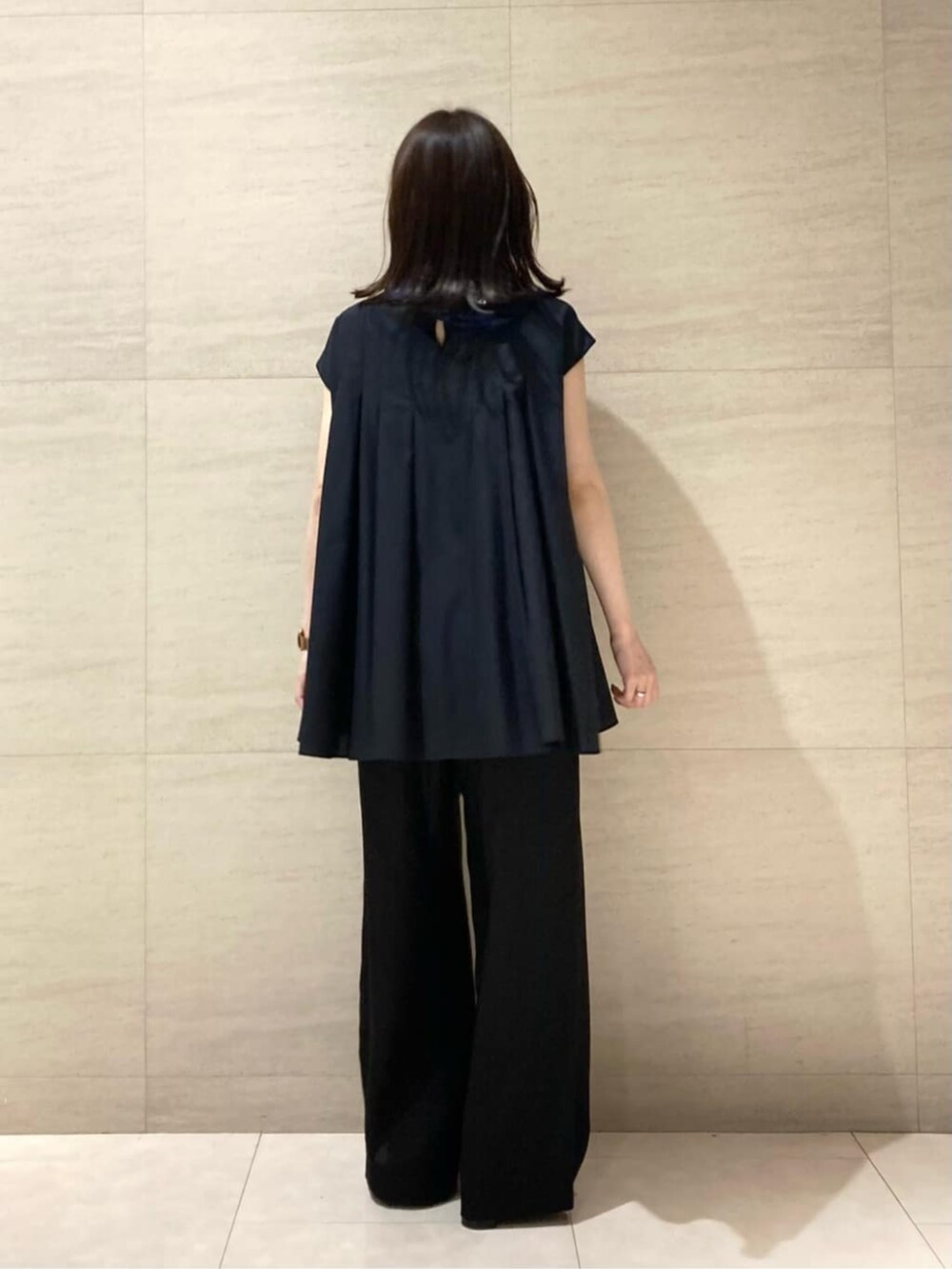 ブラウン系のその他パンツ、ブルー系のストール/ショールを着用したレディースの夏コーディネートの4枚目の写真