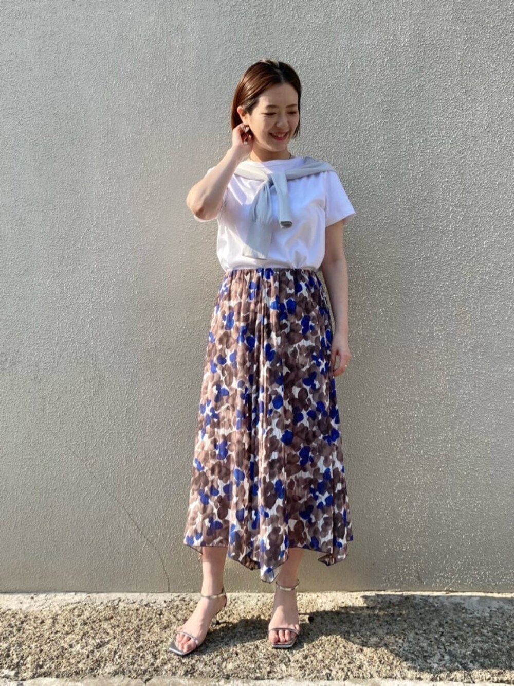 ブラウン系のスカート、ホワイト系のTシャツ/カットソー、グレー系のカーディガン/ボレロを着用したレディースの夏コーディネートの4枚目の写真