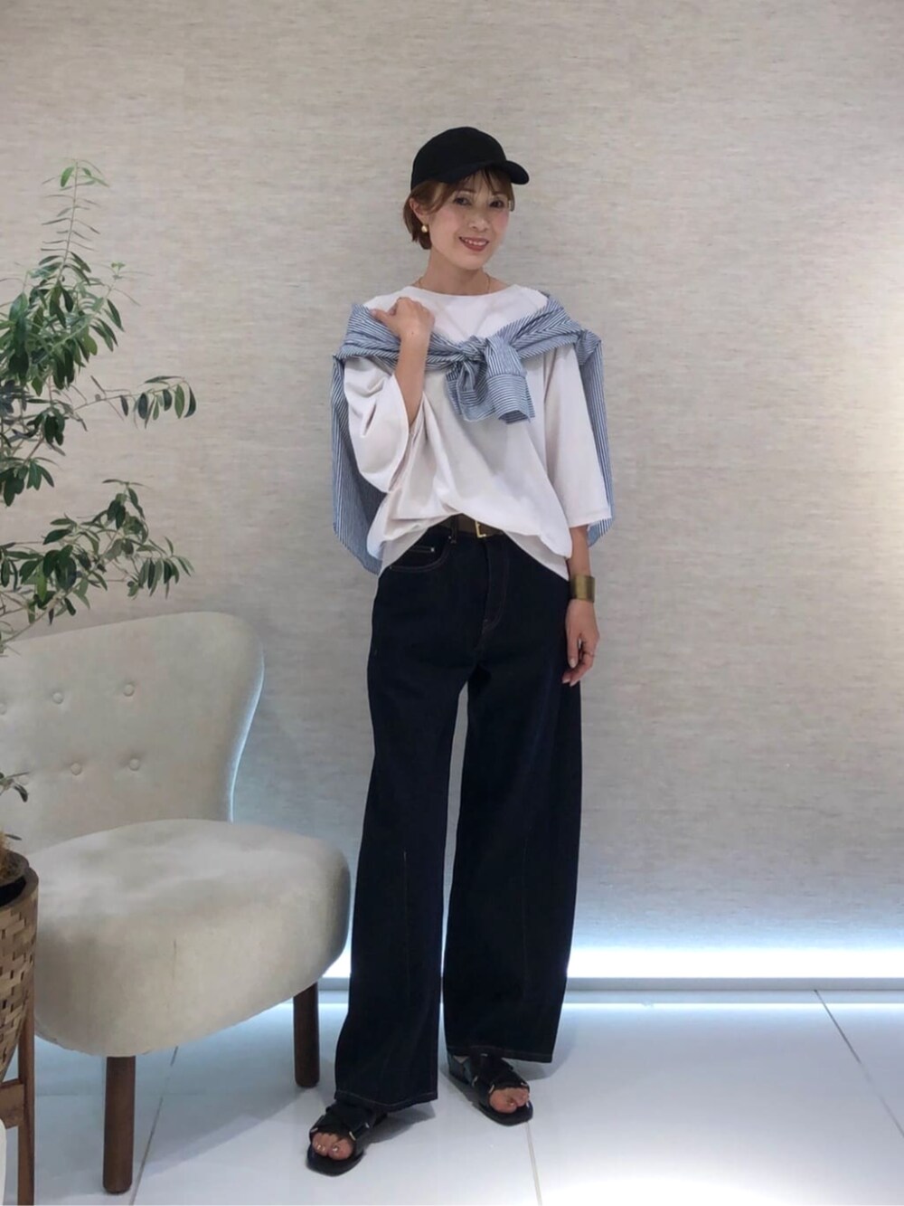 ブルー系のシャツ/ブラウス、ブルー系のデニムパンツ、グレー系のTシャツ/カットソーを着用したレディースの夏コーディネートの2枚目の写真