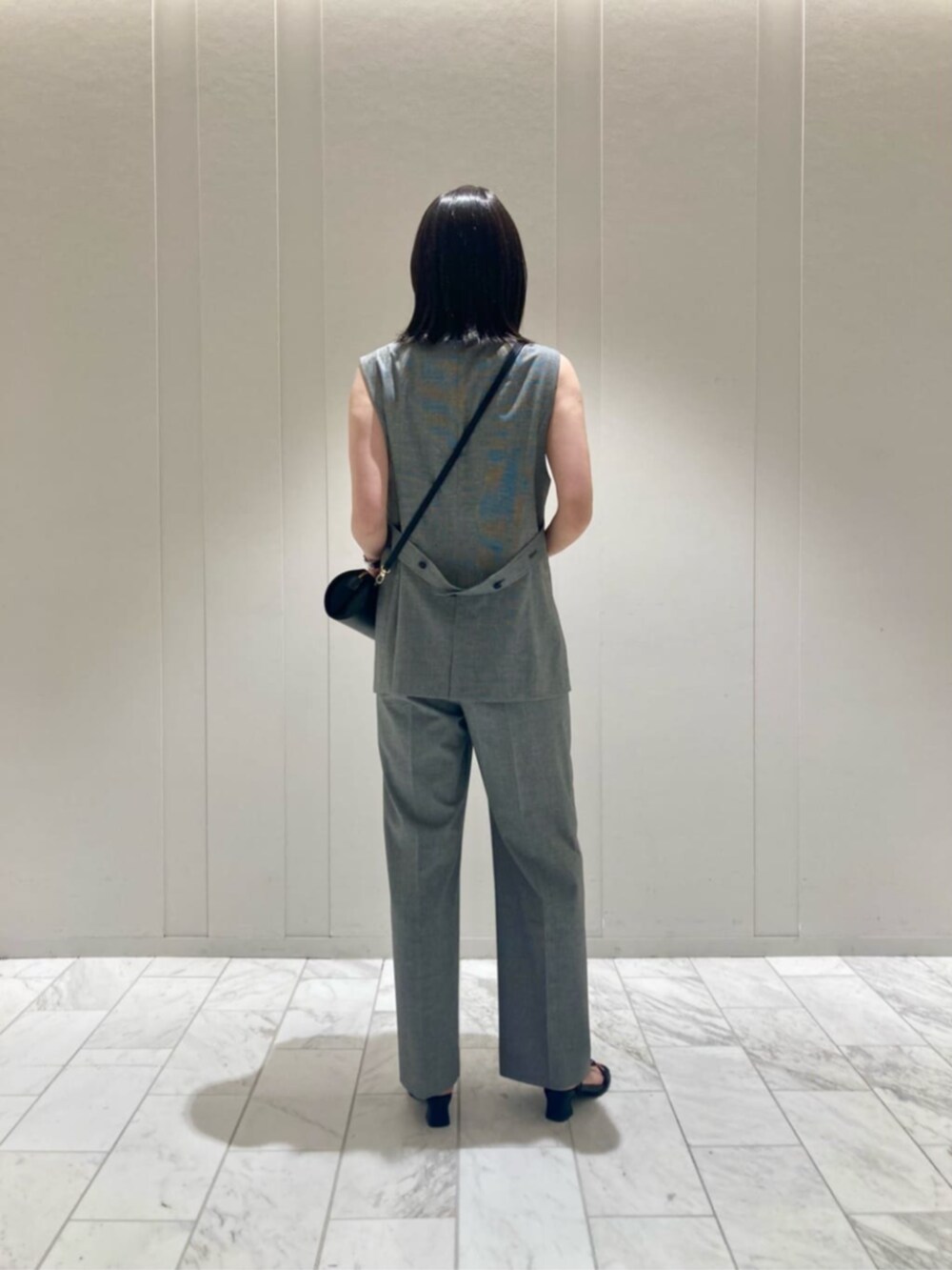 ブラック系のベスト、ブラック系のその他パンツ、ブラック系のタンクトップを着用したレディースの春コーディネートの4枚目の写真