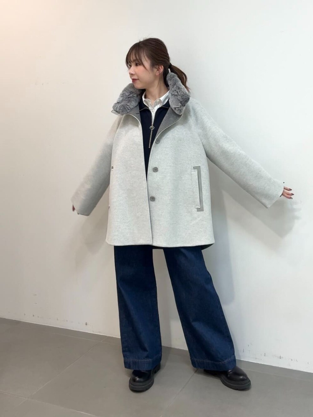 グレー系のその他アウター、ブルー系のデニムパンツを着用したレディースの冬コーディネートの3枚目の写真