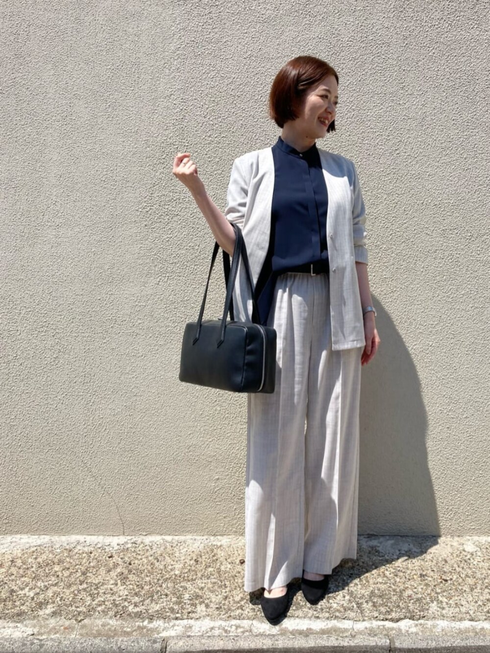 ブルー系のシャツ/ブラウス、ホワイト系のノーカラージャケット、ホワイト系のスラックスを着用したレディースの夏コーディネートの2枚目の写真