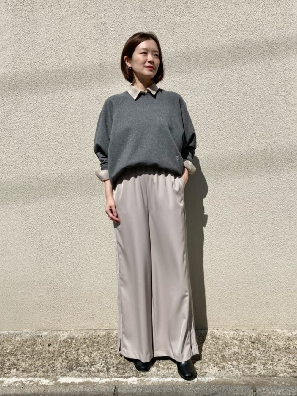 ブラック系のダウンジャケット/コート、ベージュ系のその他パンツ、グレー系のTシャツ/カットソーを着用したレディースの冬コーディネートの8枚目の写真