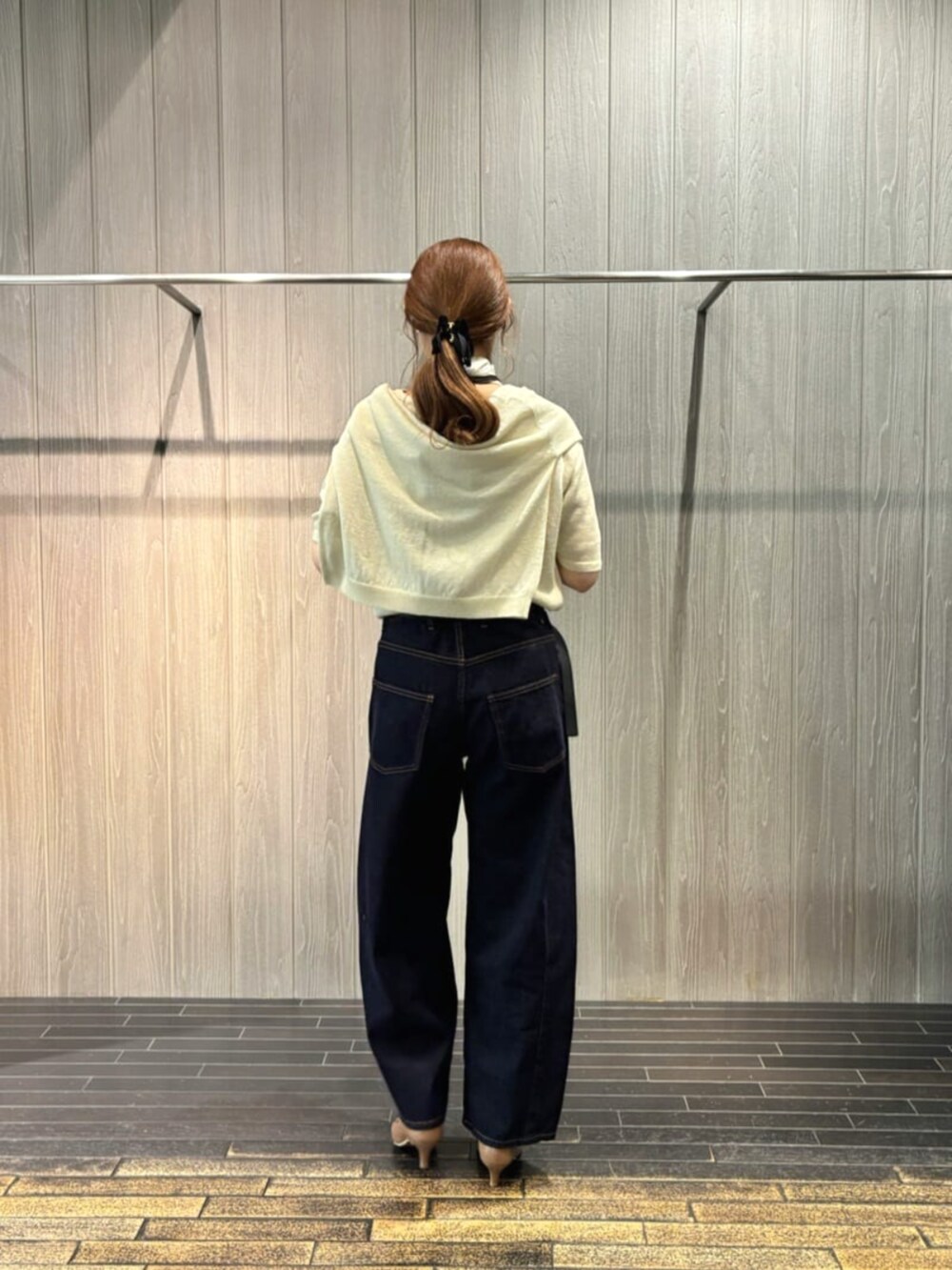 ホワイト系のショルダーバッグ、イエロー系のカーディガン/ボレロ、イエロー系のニット/セーターを着用したレディースの春コーディネートの7枚目の写真