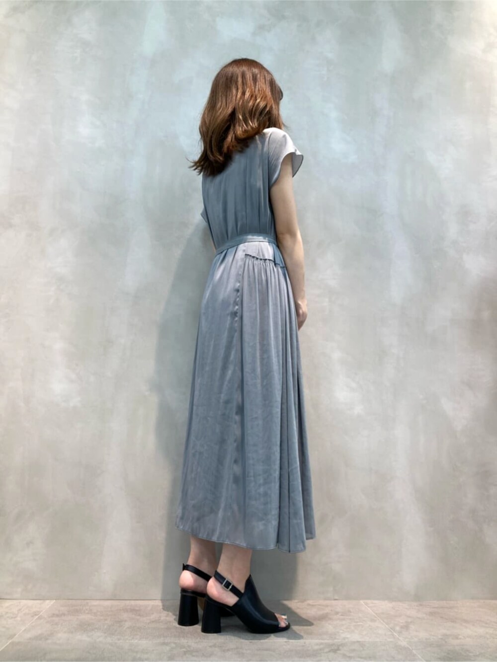 イエロー系のカーディガン/ボレロ、ブラック系のサンダル、グリーン系のワンピースを着用したレディースの夏コーディネートの4枚目の写真