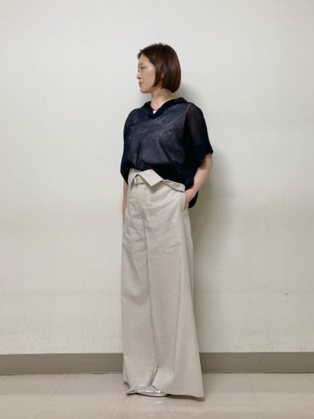 シルバー系のパンプス、ブルー系のニット/セーター、ホワイト系のその他パンツを着用したレディースの春コーディネートの5枚目の写真