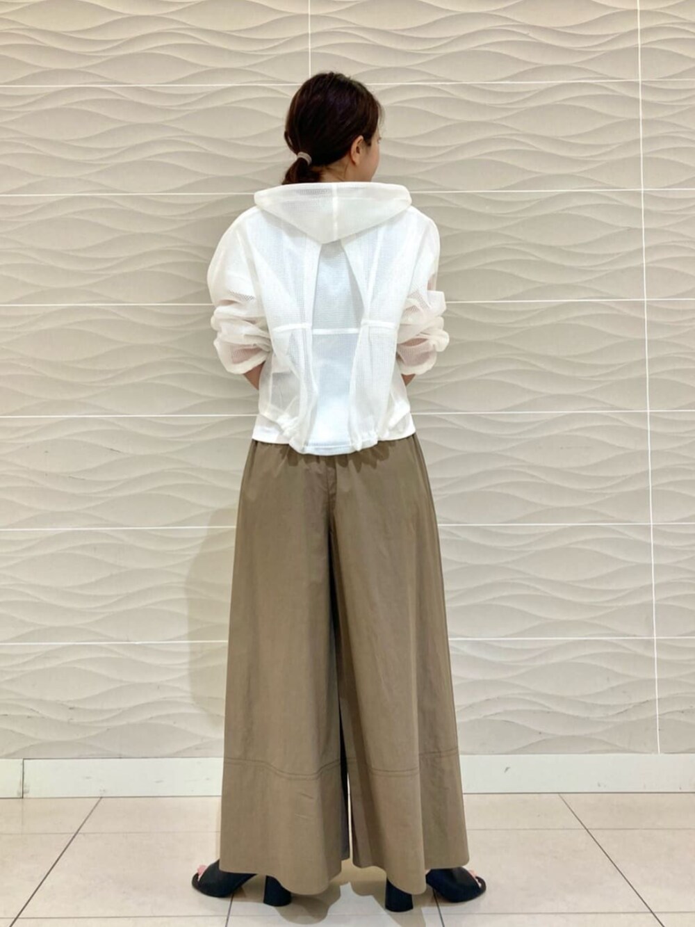 ホワイト系のTシャツ/カットソー、イエロー系のその他パンツ、ホワイト系のブルゾンを着用したレディースの夏コーディネートの3枚目の写真