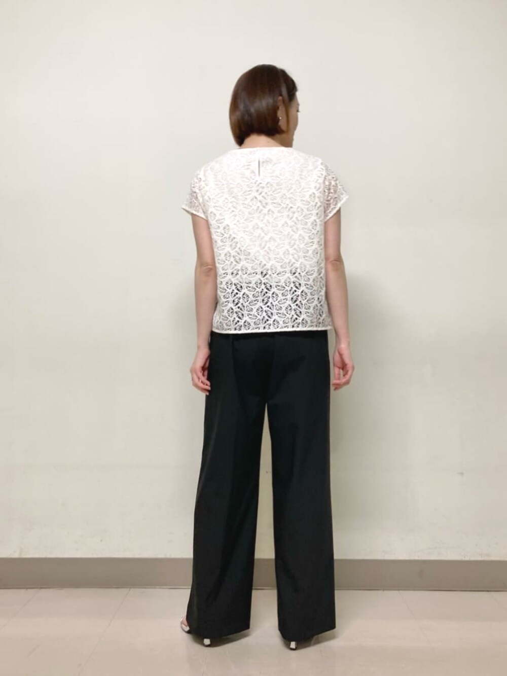 ブラック系のベスト、ホワイト系のシャツ/ブラウス、ブラック系のその他パンツを着用したレディースの春コーディネートの6枚目の写真