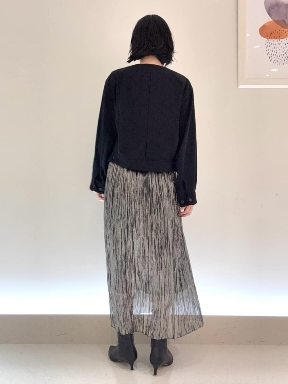 ホワイト系のTシャツ/カットソー、ブルー系のその他アウターを着用したレディースの秋コーディネートの3枚目の写真