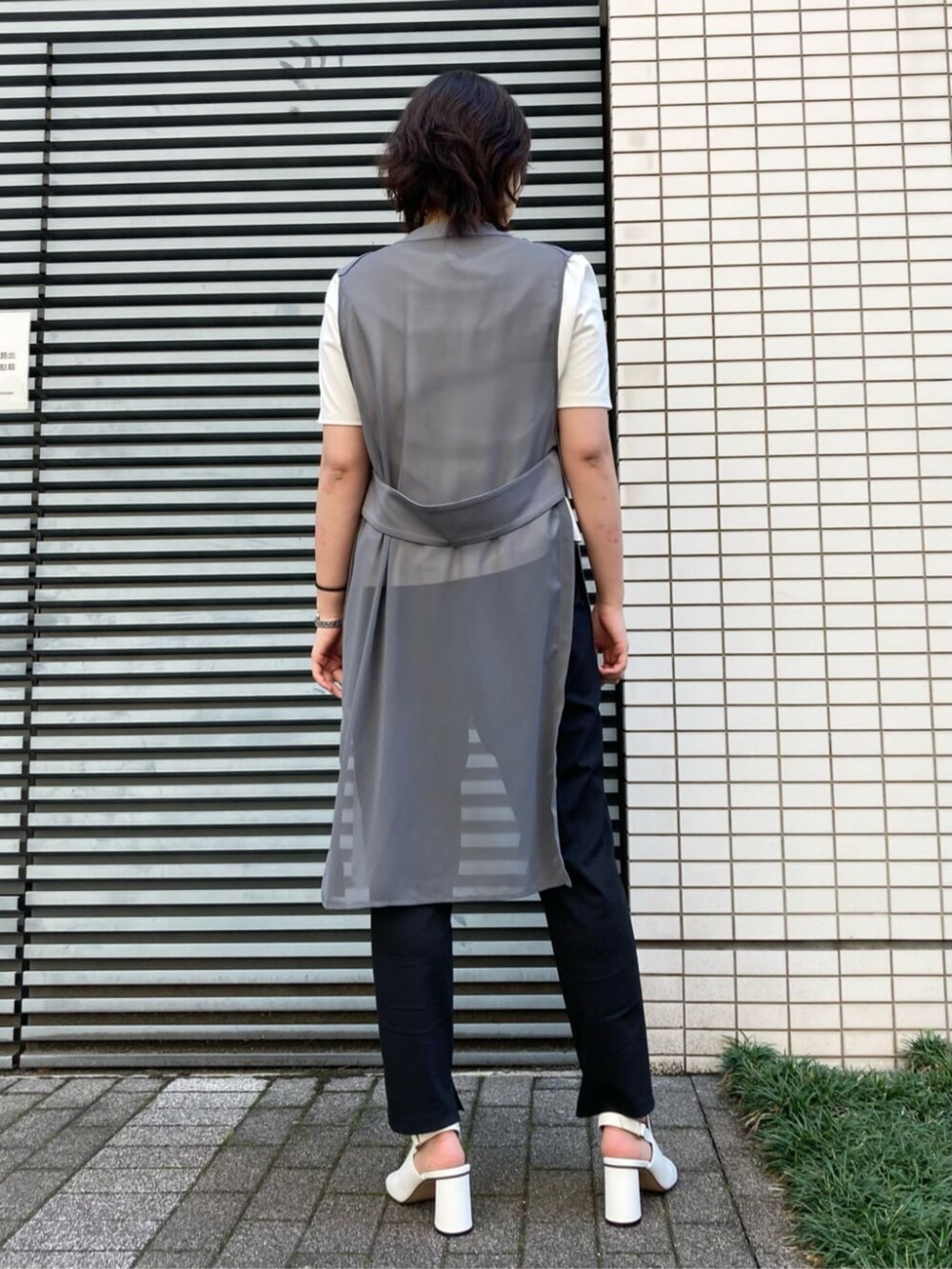 ホワイト系のTシャツ/カットソー、グレー系のベスト、ブラック系のその他パンツを着用したレディースの夏コーディネートの3枚目の写真