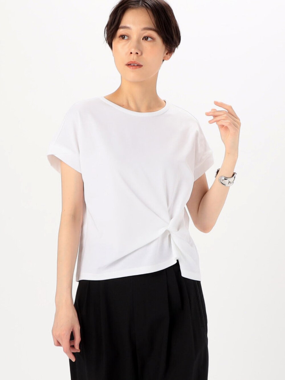 ホワイト系のTシャツ/カットソーを着用したレディースの春コーディネートの2枚目の写真