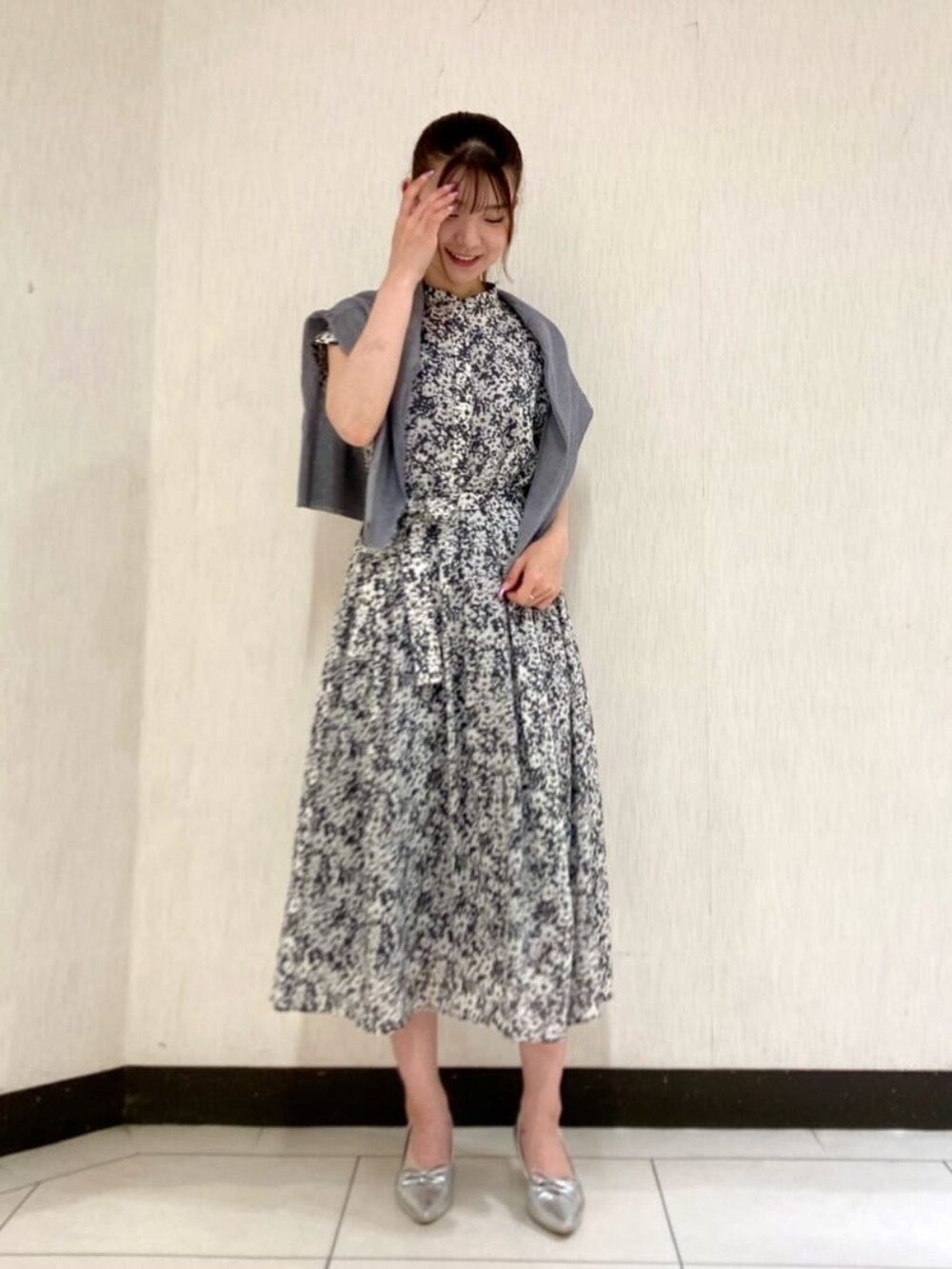 グレー系のワンピース、グレー系のニット/セーターを着用したレディースの夏コーディネートの2枚目の写真