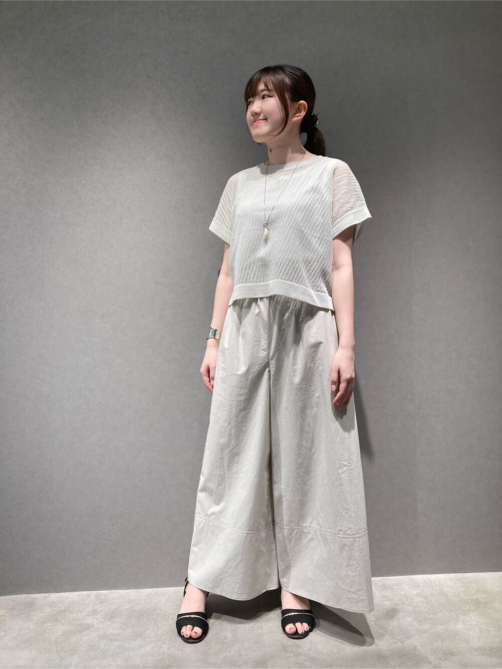 ベージュ系のアンサンブル、ベージュ系のその他パンツを着用したレディースの夏コーディネートの3枚目の写真