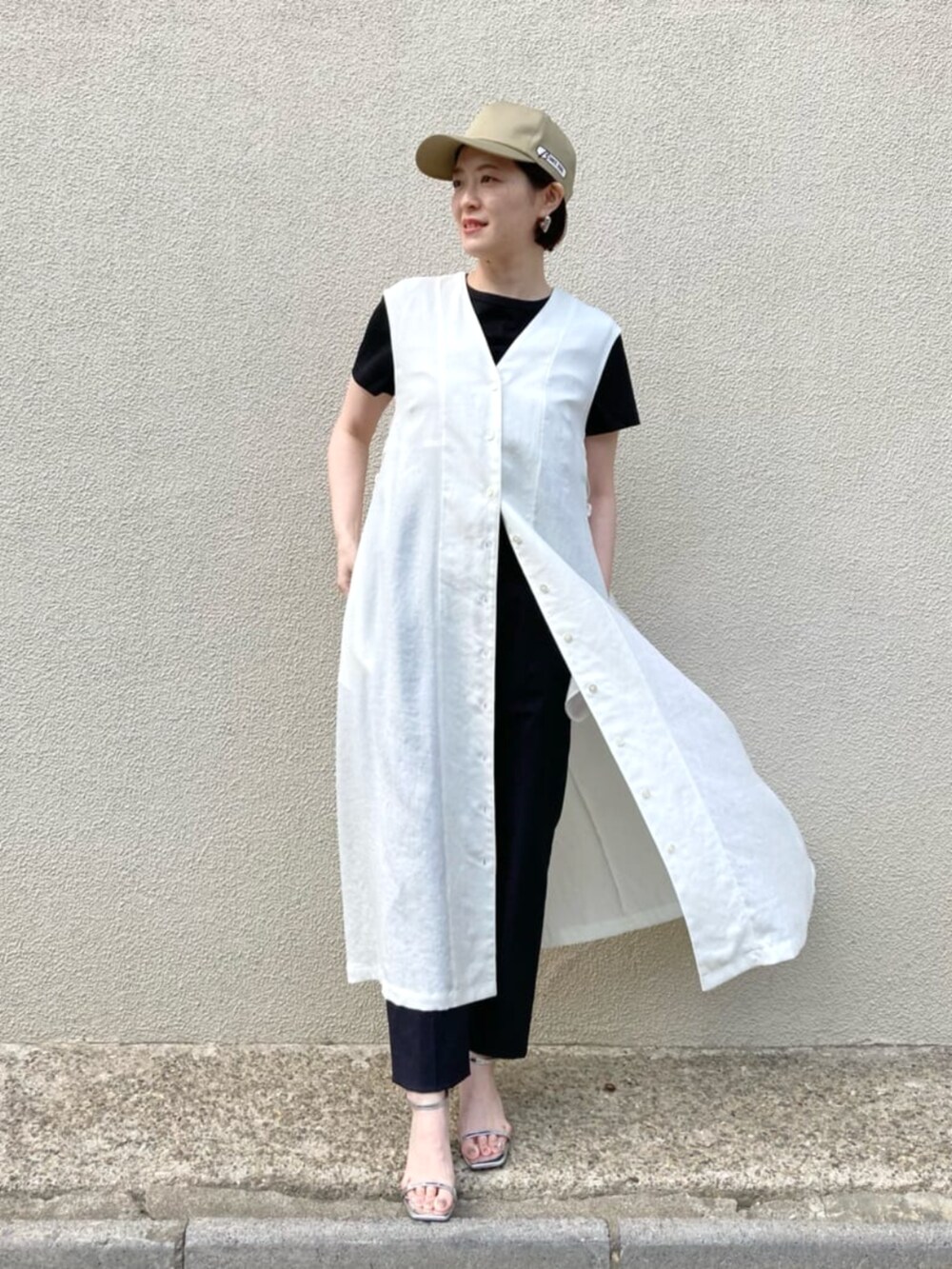 ホワイト系のトップス、ブラック系のTシャツ/カットソー、ブラック系のパンツを着用したレディースの春コーディネートの3枚目の写真