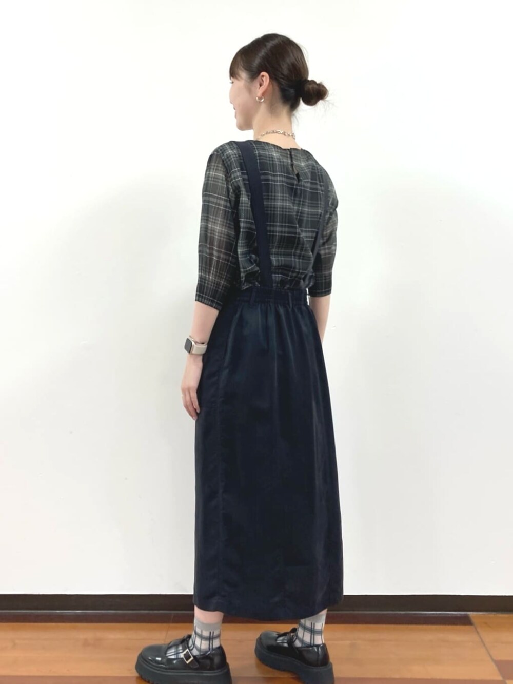 ブラック系のシャツ/ブラウス、ブラック系のワンピース/ドレス、シルバー系のアクセサリーを着用したレディースの春コーディネートの4枚目の写真