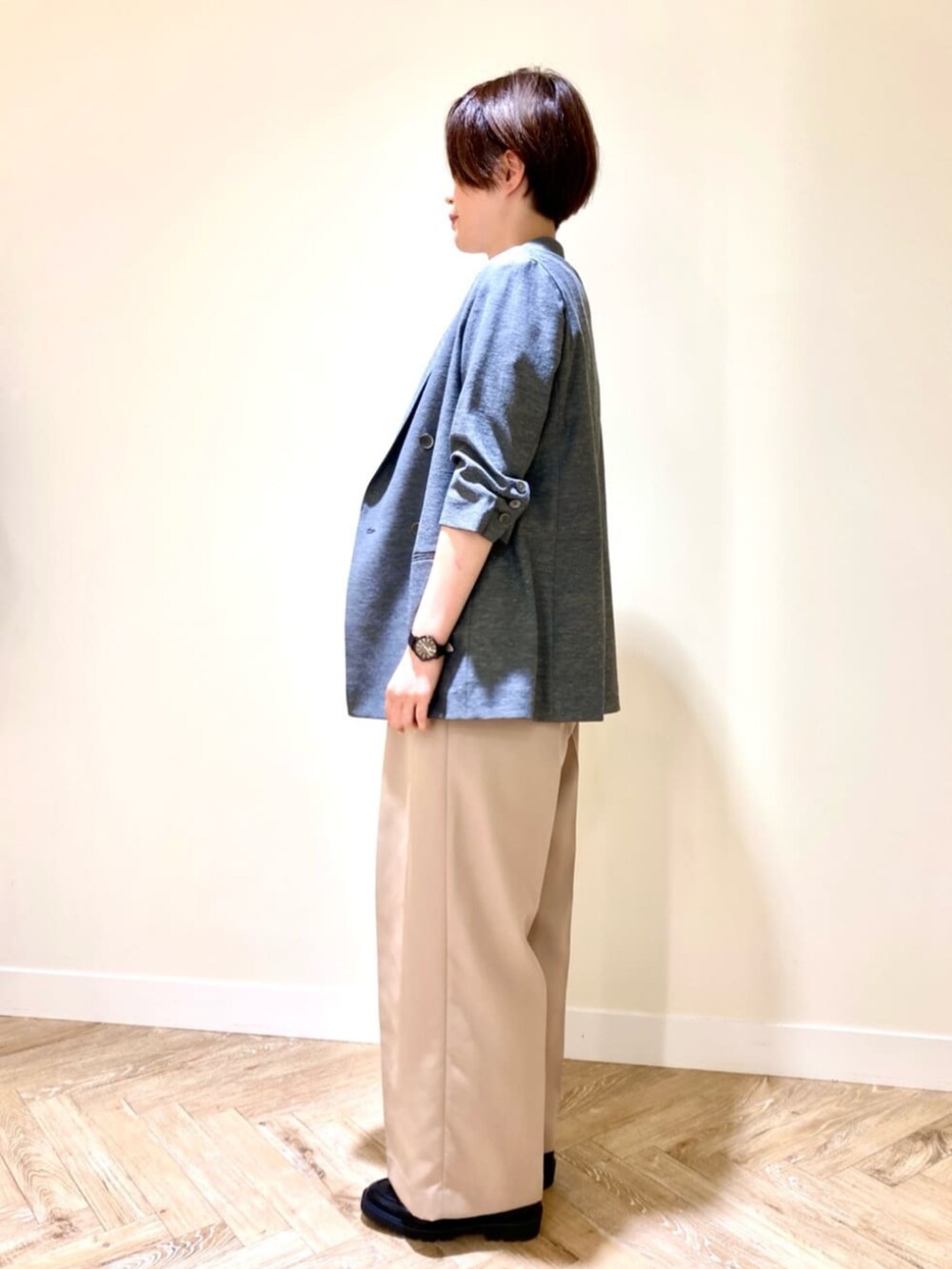 ブラック系のその他シューズ、ホワイト系のTシャツ/カットソー、グレー系のテーラードジャケットを着用したレディースの秋コーディネートの2枚目の写真