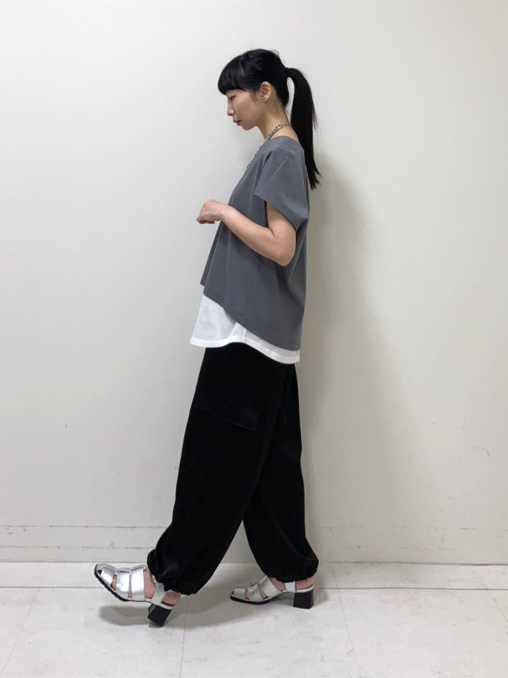 ブラック系のその他パンツ、グレー系のTシャツ/カットソー、シルバー系のネックレスを着用したレディースの夏コーディネートの3枚目の写真