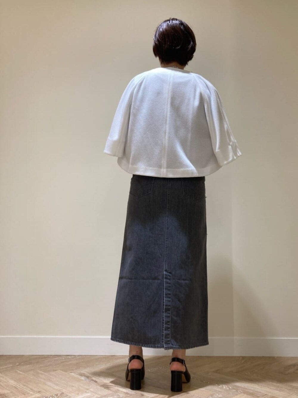 ホワイト系のショルダーバッグ、ブルー系のTシャツ/カットソー、グレー系のスカートを着用したレディースの夏コーディネートの3枚目の写真