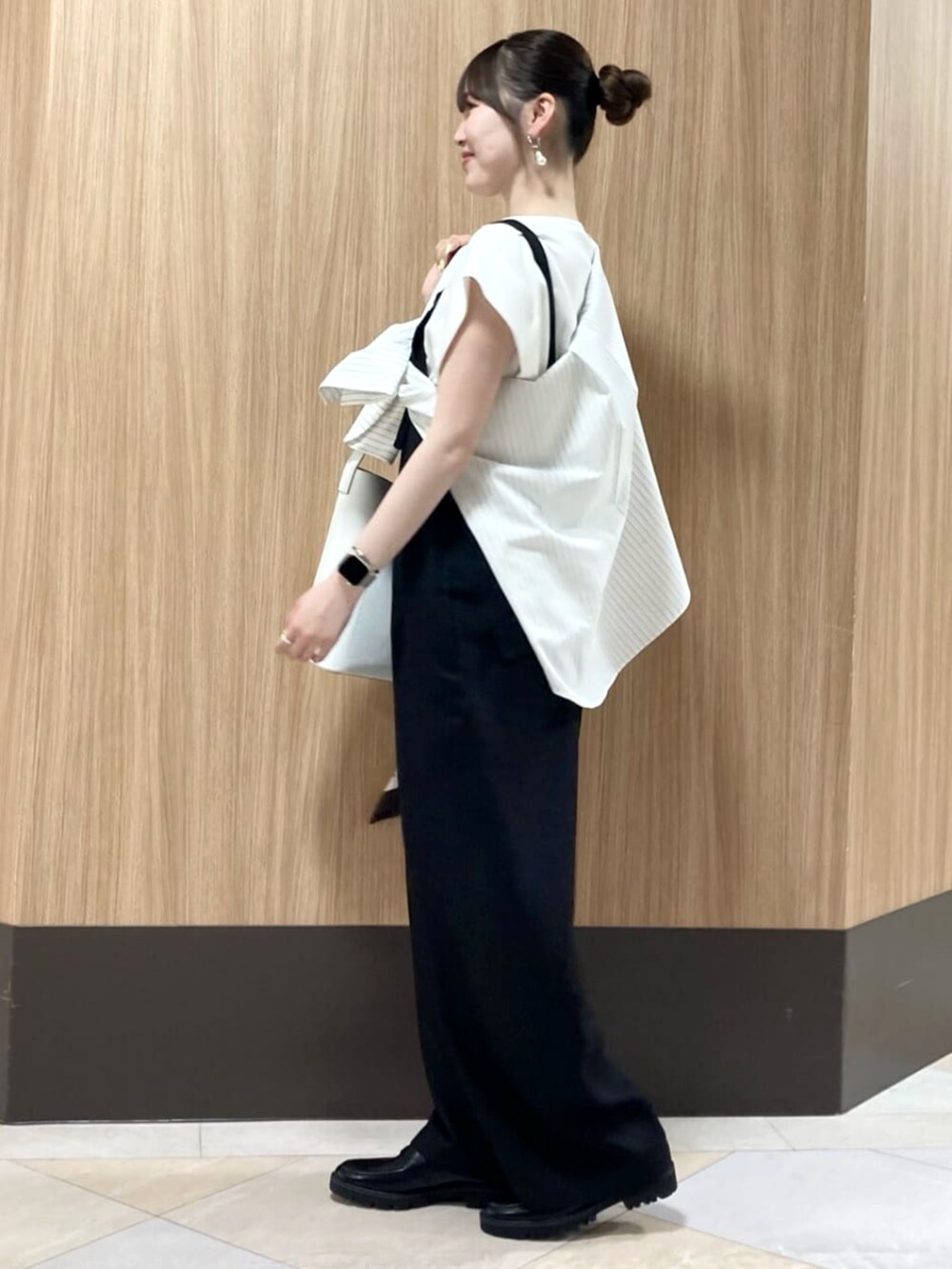 ブラック系のその他シューズ、ホワイト系のショルダーバッグ、ホワイト系のTシャツ/カットソーを着用したレディースの春コーディネートの3枚目の写真