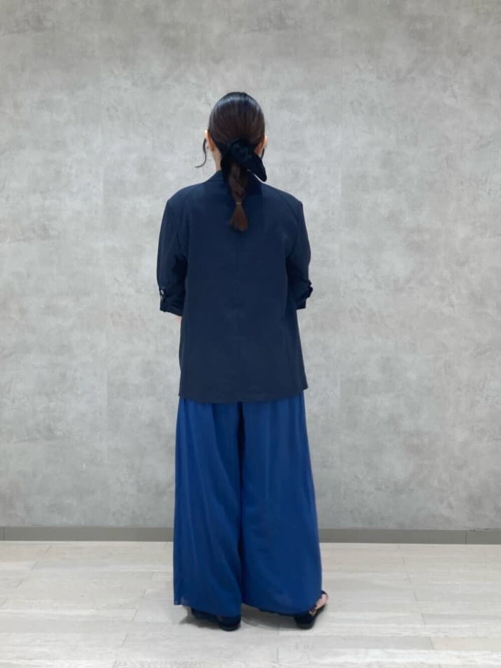 ブルー系のその他パンツ、ブルー系のテーラードジャケット、ホワイト系のTシャツ/カットソーを着用したレディースの夏コーディネートの3枚目の写真