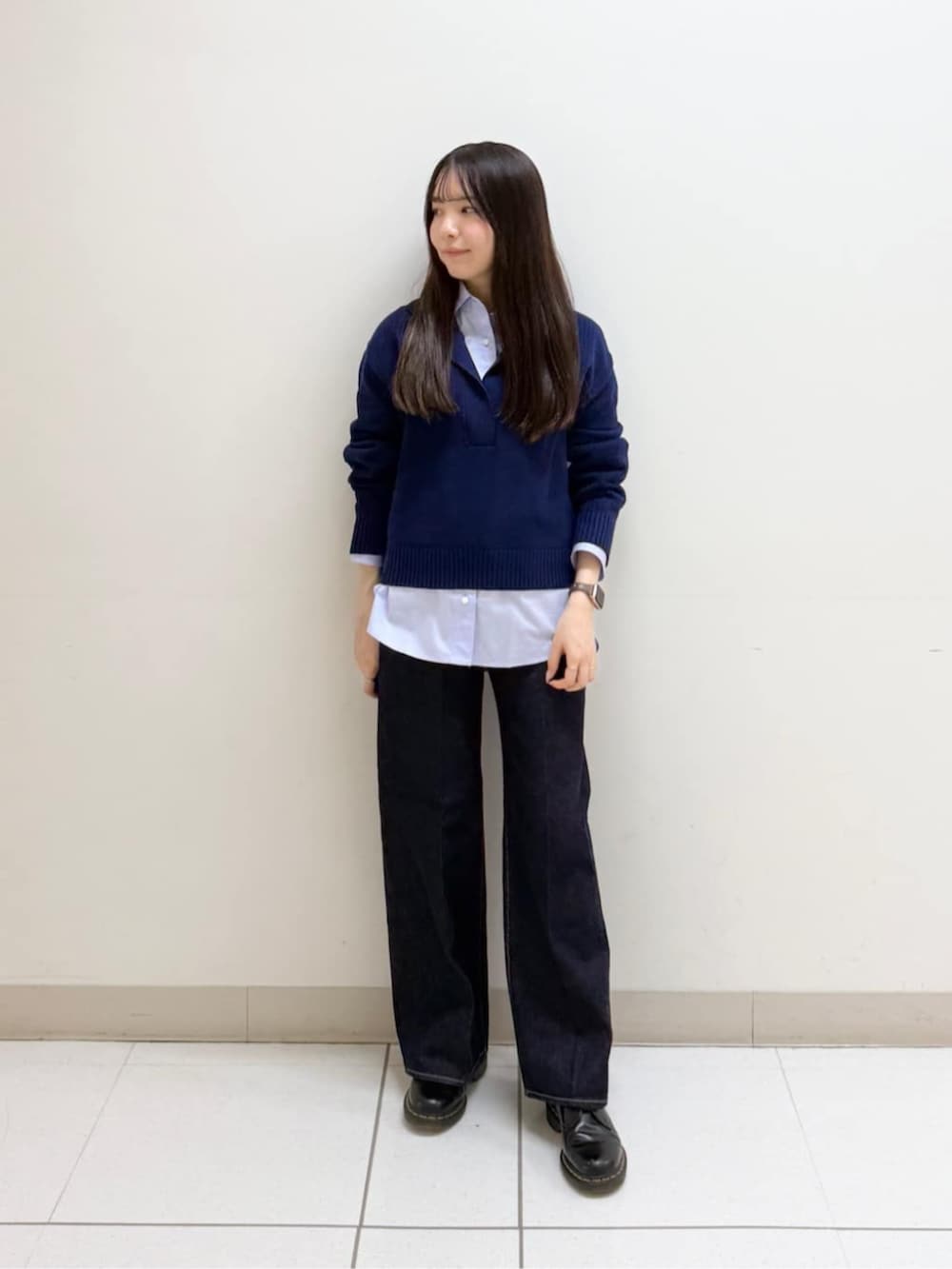 ブルー系のデニムパンツ、ブルー系のニット/セーター、ブルー系のシャツ/ブラウスを着用したレディースの冬コーディネートの3枚目の写真