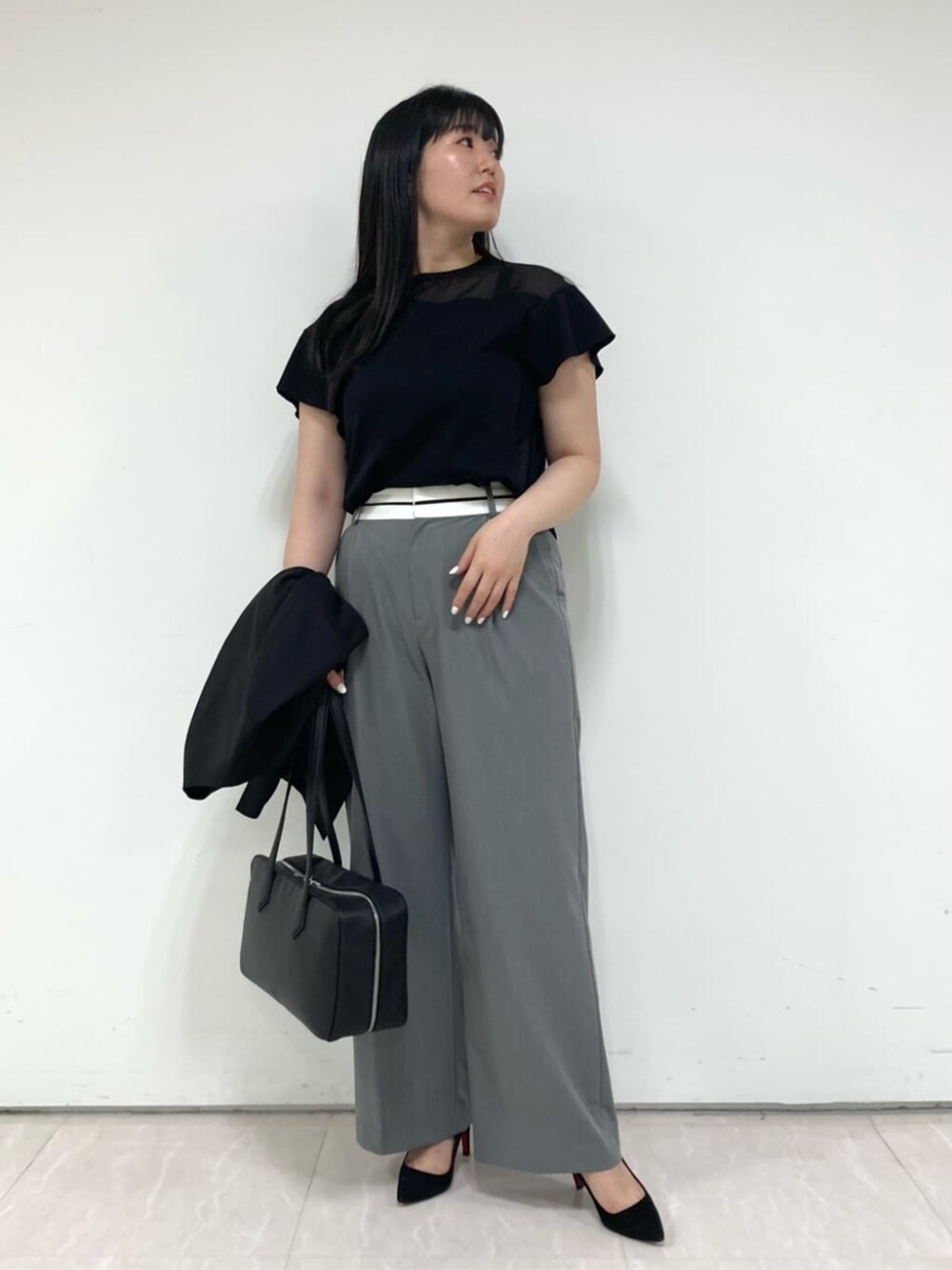 グレー系のその他パンツ、ブラック系のノーカラージャケット、ブラック系のTシャツ/カットソーを着用したレディースの夏コーディネートの4枚目の写真