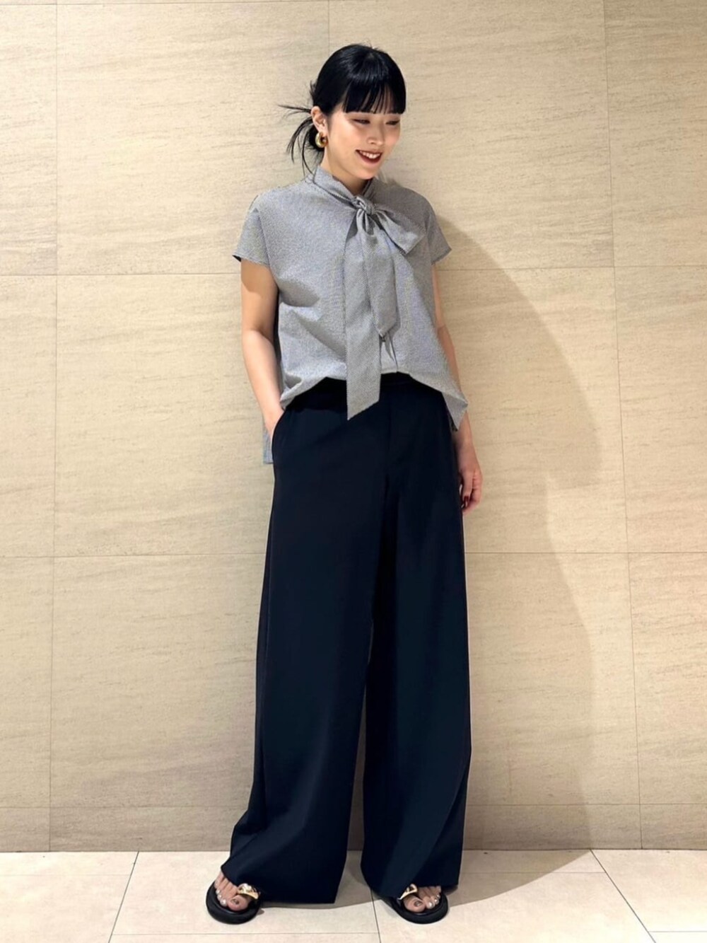 ホワイト系のシャツ/ブラウスを着用したレディースの夏コーディネートの3枚目の写真