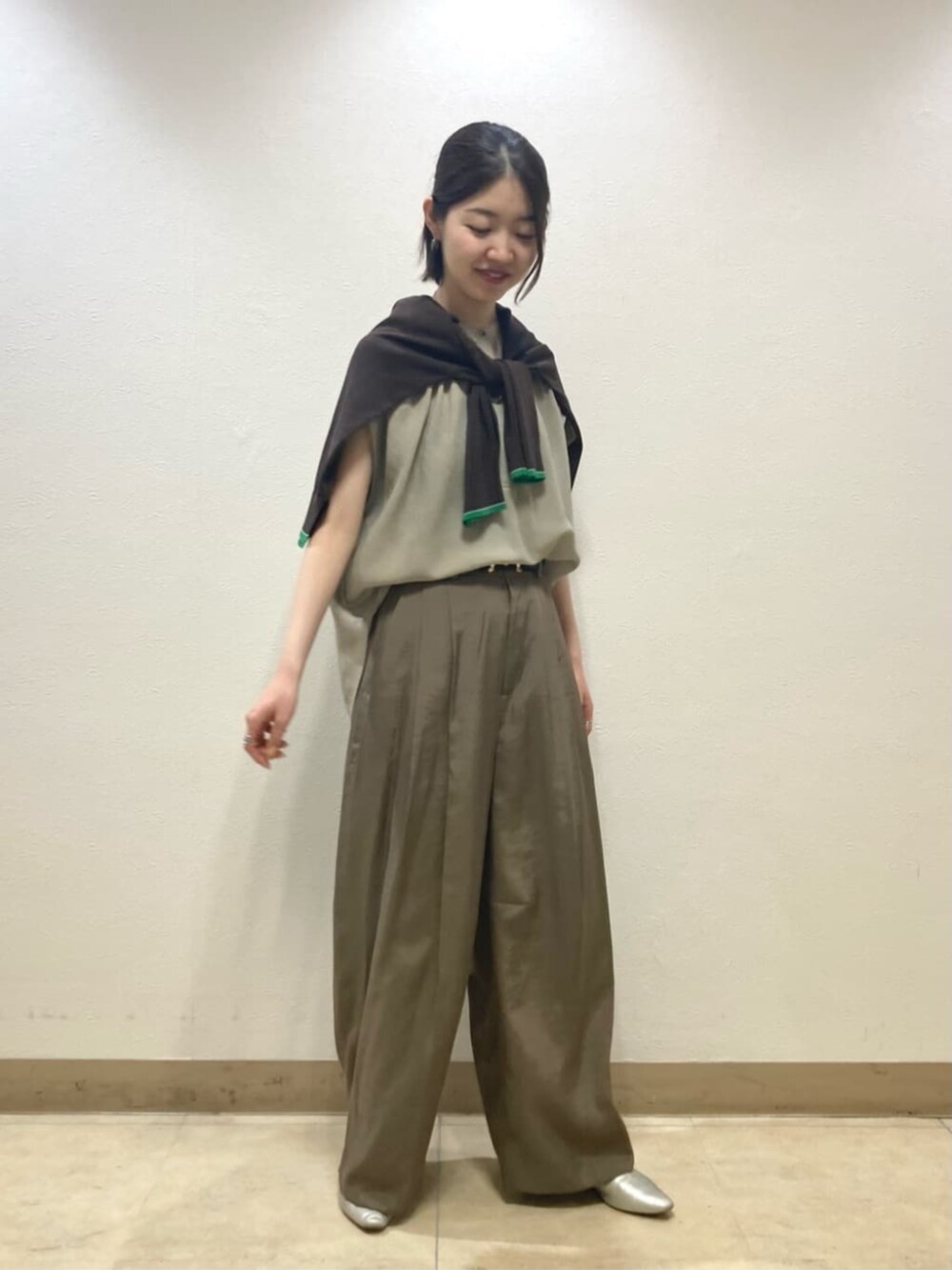 ブラウン系のカーディガン/ボレロ、ホワイト系のシャツ/ブラウス、グリーン系のその他パンツを着用したレディースの夏コーディネートの2枚目の写真