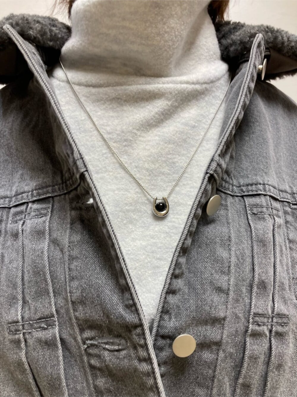 グレー系のその他パンツ、グレー系のデニムジャケット、ブラック系のブーツを着用したレディースの冬コーディネートの6枚目の写真