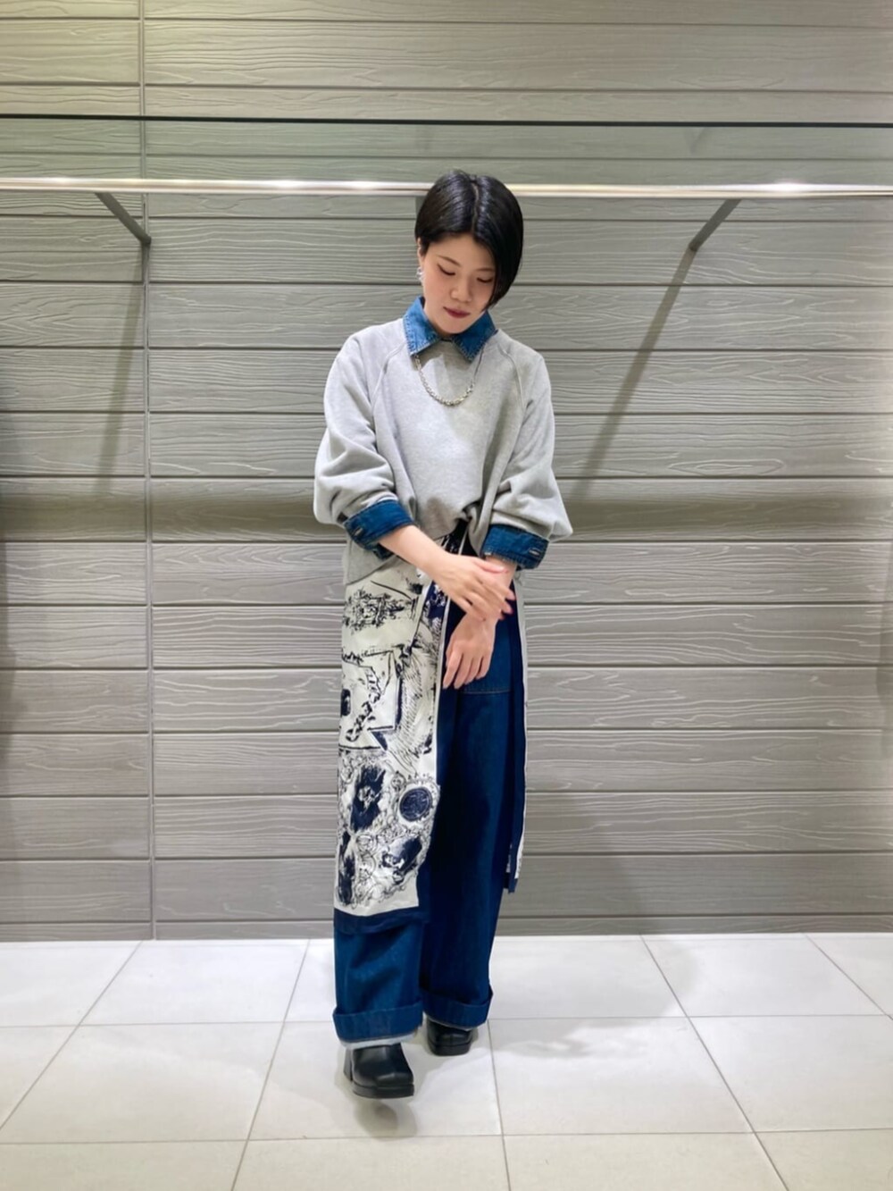 グレー系のTシャツ/カットソー、ブルー系のデニムパンツ、ブルー系のストール/ショールを着用したレディースの冬コーディネートの2枚目の写真