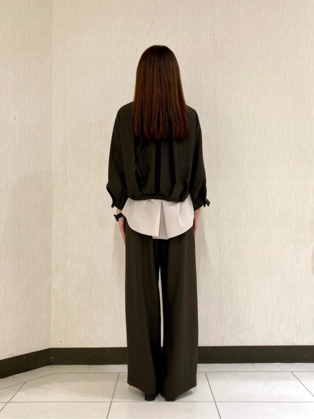 ブラウン系のその他パンツ、ホワイト系のネックレスを着用したレディースの春コーディネートの3枚目の写真