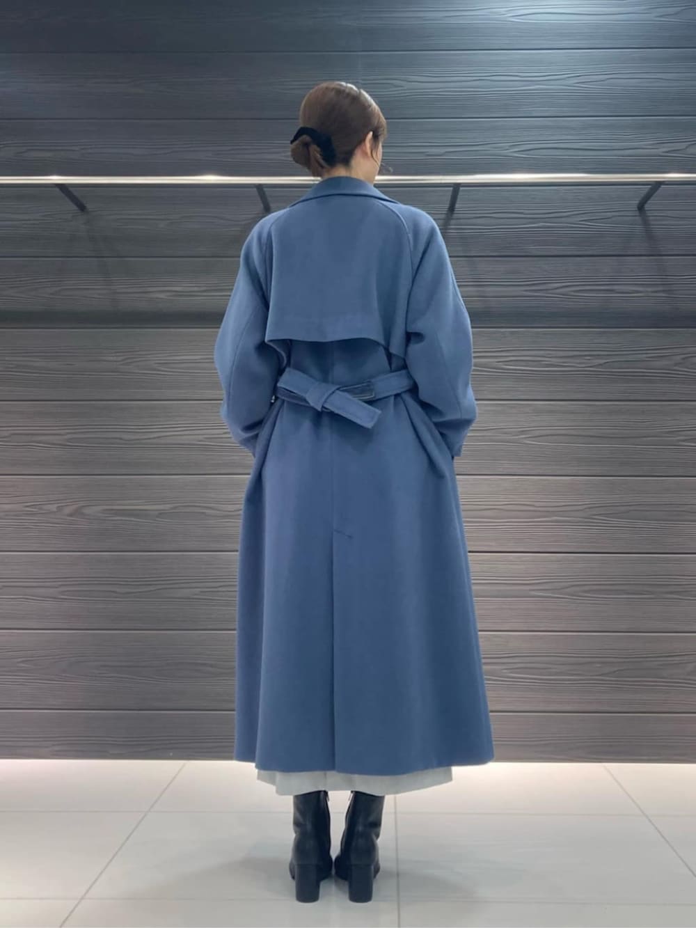 ブルー系のトレンチコート、グレー系のスカート、グレー系のニット/セーターを着用したレディースの冬コーディネートの5枚目の写真