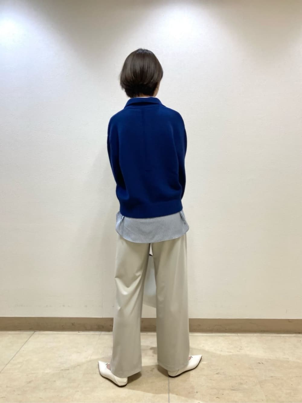 ブルー系のニット/セーター、ベージュ系のその他パンツ、ホワイト系のパンプスを着用したレディースの冬コーディネートの5枚目の写真