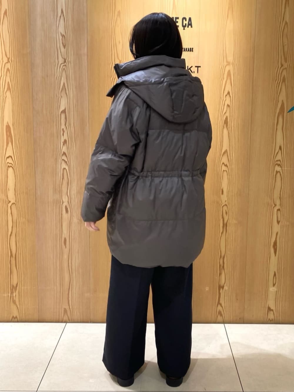 グレー系のダウンジャケット/コート、ブルー系のその他パンツを着用したレディースの冬コーディネートの2枚目の写真