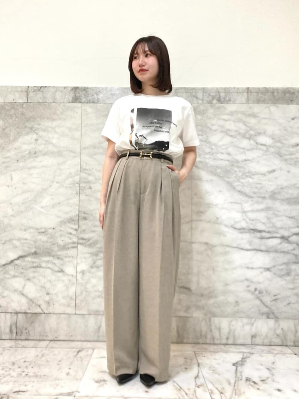 ホワイト系のTシャツ/カットソー、ホワイト系のテーラードジャケット、ホワイト系のその他パンツを着用したレディースの夏コーディネートの2枚目の写真