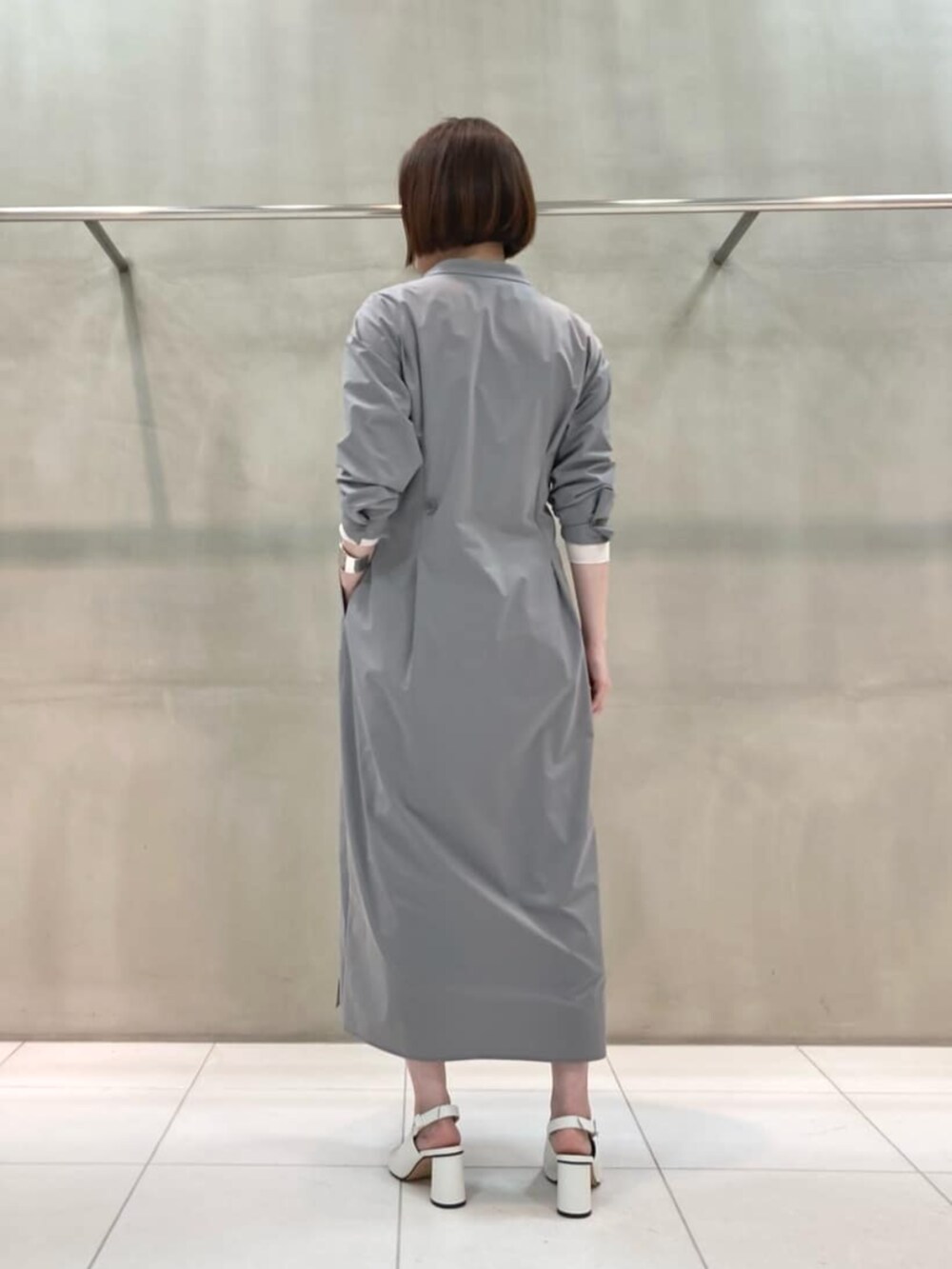 ホワイト系のサンダル、ブルー系のデニムパンツ、グレー系のシャツ/ブラウスを着用したレディースの春コーディネートの5枚目の写真