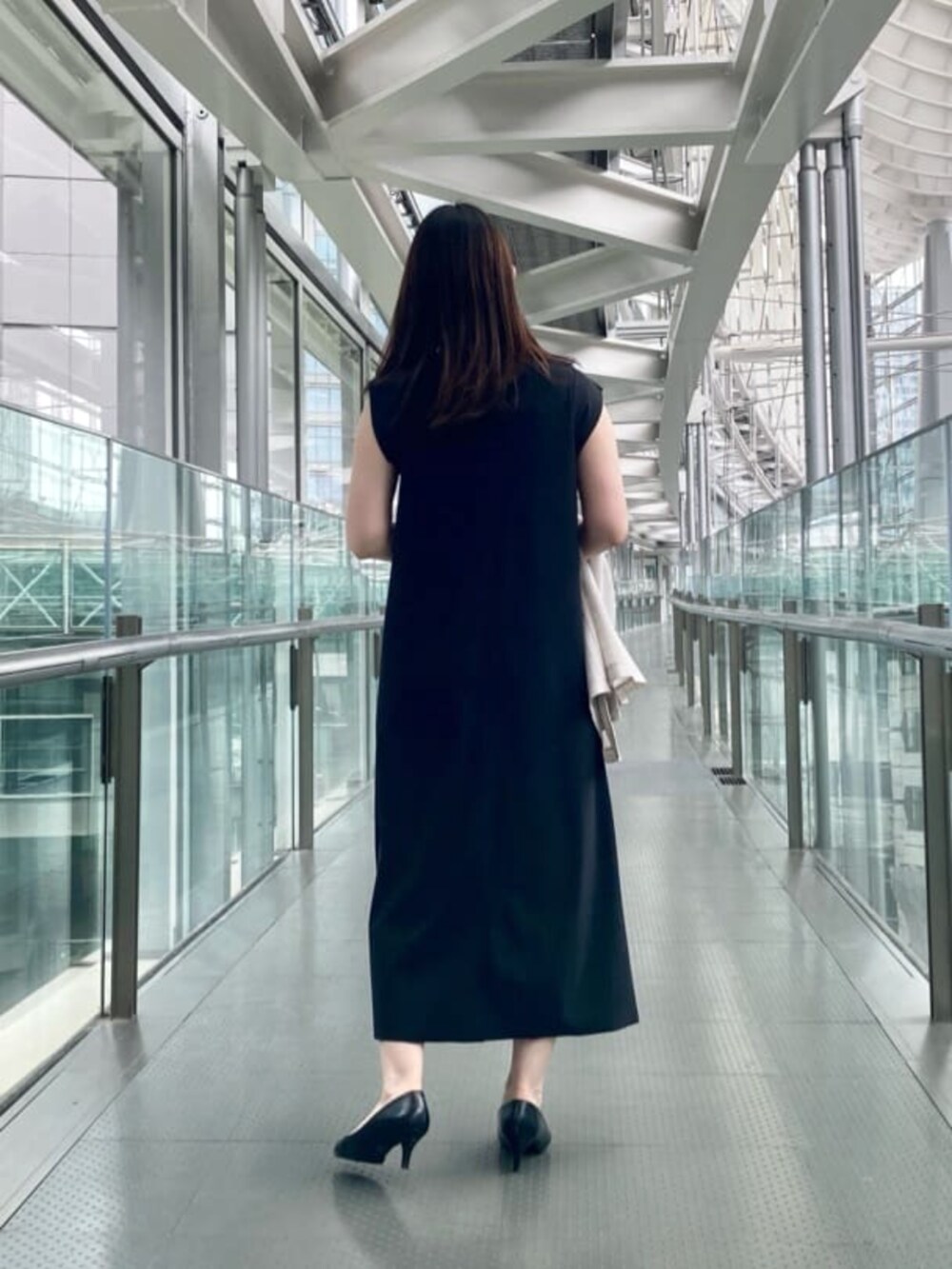 ホワイト系のノーカラージャケット、ブラック系のワンピース/ドレス、シルバー系のネックレスを着用したレディースの夏コーディネートの5枚目の写真