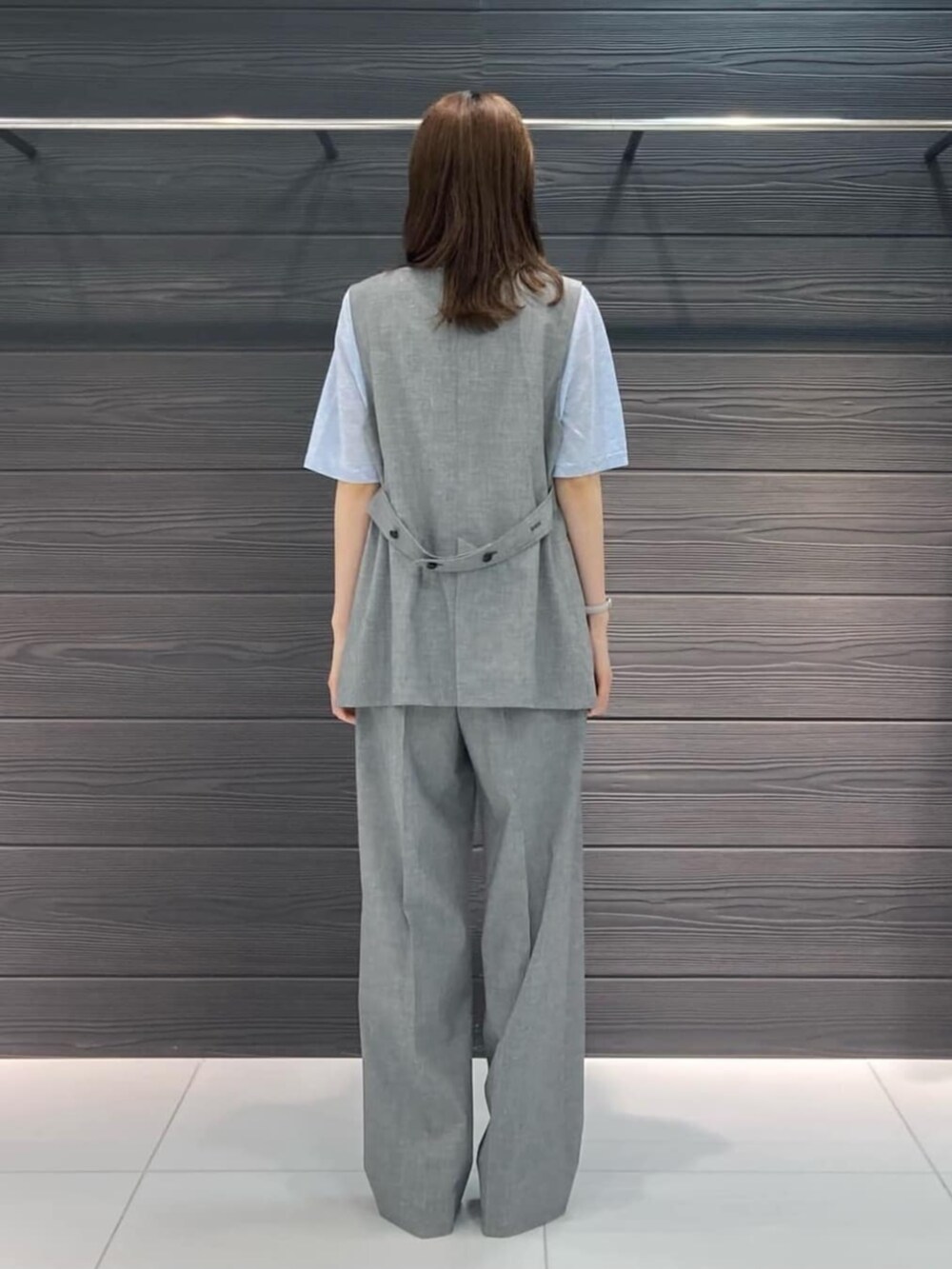 ブラック系のベスト、ブラック系のその他パンツ、ブルー系のニット/セーターを着用したレディースの春コーディネートの4枚目の写真